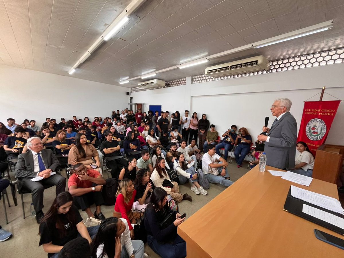 #AlMomento | A casa llena en la Facultad de ciencias jurídicas y políticas de la UCV con el foro “¿Cuál es el verdadero alcance de una Ley de
Amnistía?”

Junto al catedrático del Derecho Dr. Alberto Arteaga Sánchez.