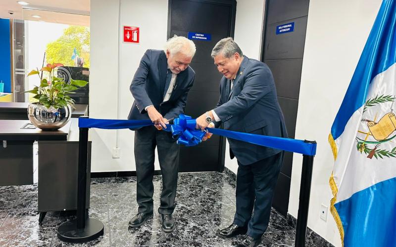 DiariodeCA's tweet image. #EnElPaísDCA | @MinexGt  inaugura nuevo Centros de Impresión de Pasaportes en México

El Ministerio de Relaciones Exteriores (#MINEX) inauguró los primeros Centros de Impresión de Pasaportes (CIP) de Guatemala en territorio mexicano, ubicados en el Consulado General de Guatemala