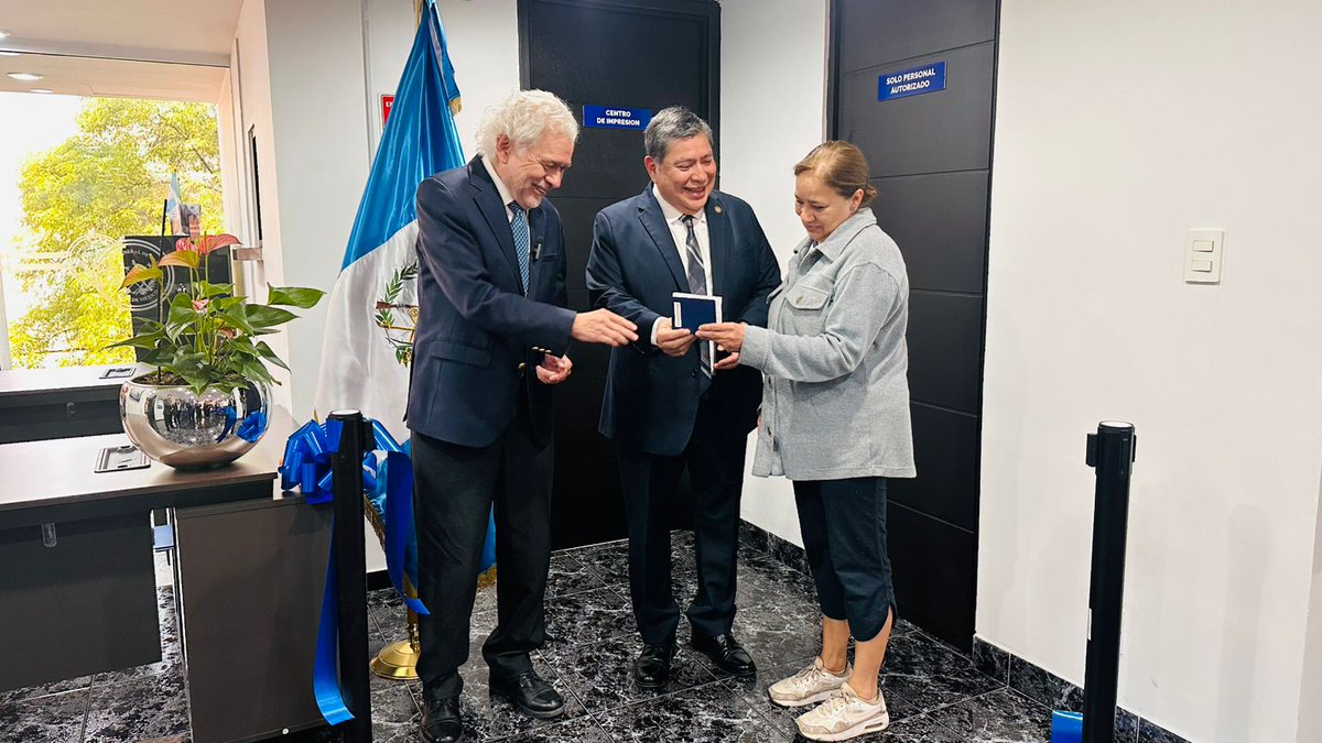 DiariodeCA's tweet image. #EnElPaísDCA | @MinexGt  inaugura nuevo Centros de Impresión de Pasaportes en México

El Ministerio de Relaciones Exteriores (#MINEX) inauguró los primeros Centros de Impresión de Pasaportes (CIP) de Guatemala en territorio mexicano, ubicados en el Consulado General de Guatemala