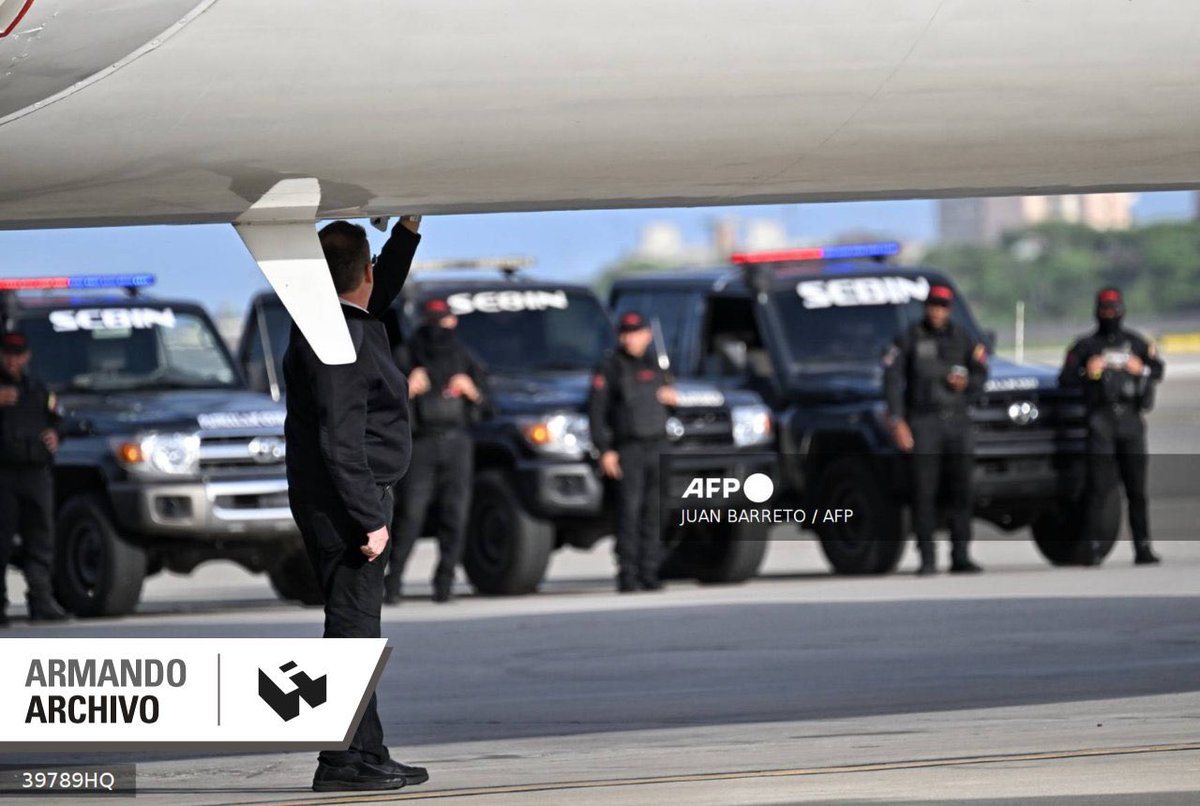 Un minero explicó que los cuerpos de seguridad e inteligencia venezolanos participan en el transporte de minerales: “El mismo gobierno lleva eso en carro. El Sebin usa un carro blanco sin placa.Hay transporte para coltán, estaño, oro” #ArmandoHistorias2025 bit.ly/443uZlB