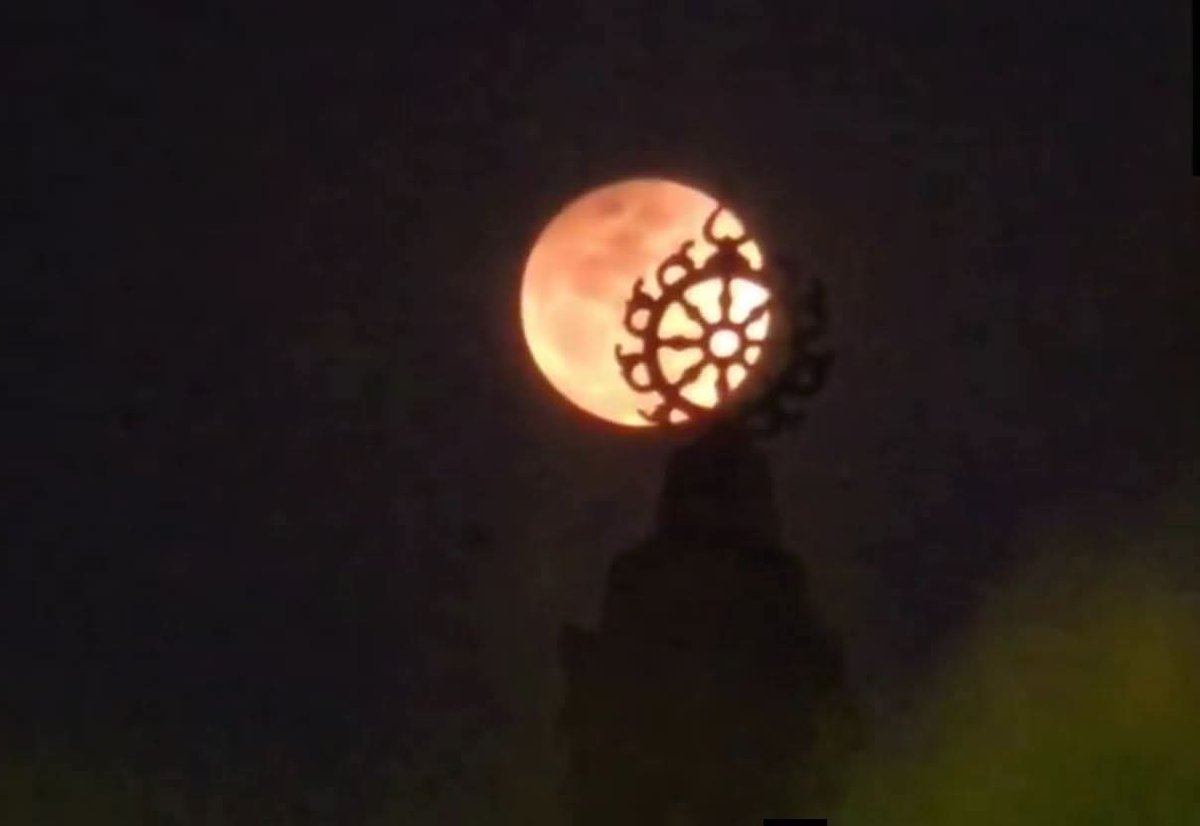 Shagun321's tweet photo. ରାହୁଗ୍ରସ୍ତ ଶଶୀ ସଂଯୋଗକୁ ଦିଶି 
ଯାଏ ନୀଳଚକ୍ର କକ୍ଷେ 
ନୀଳାଦ୍ରି ଚନ୍ଦ୍ରମା କୃପାରେ ଚନ୍ଦ୍ରମା 
ରାହୁମୁକ୍ତ ହେବା ଲକ୍ଷ୍ୟେ | https://t.co/Och4Bp6rHR