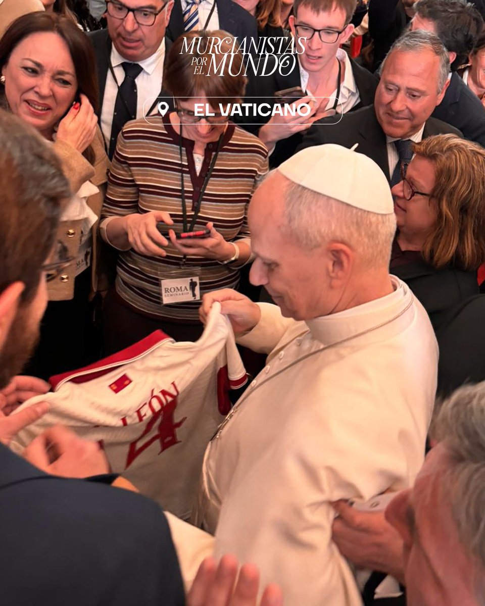🌍 𝑴𝒖𝒓𝒄𝒊𝒂𝒏𝒊𝒔𝒕𝒂𝒔 𝒑𝒐𝒓 𝒆𝒍 𝒎𝒖𝒏𝒅𝒐

✈️ De la mano de IAG7 Viajes

🇮🇹 Con motivo de la visita a Roma de un grupo de seminaristas, el Papa León XIV recibió la camiseta de P. León 14 del Real Murcia. 

❤️ Un murcianista más por el mundo. 

 🔴⚪️  #RealMurcia