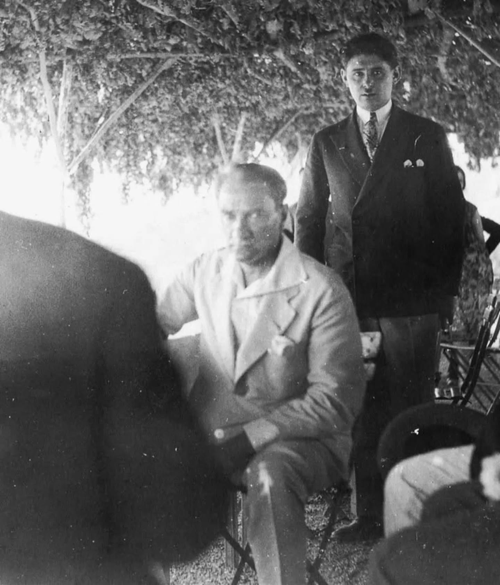 ''Geçen gün bahçemde kuyu kazan bir köylüye sordum:
- Şapka giyeceksin…
- Evet, giyeceğim…
- Neden?
- Gazi Paşamız emretmiştir…
- Etsin ne olur?
Köylü yurttaş, beni aşağıdan yukarıya doğru hayretle süzdü ve sonunda şu cevabı verdi:
- Ne olsun olur mu efendim?.. Gazi Paşa