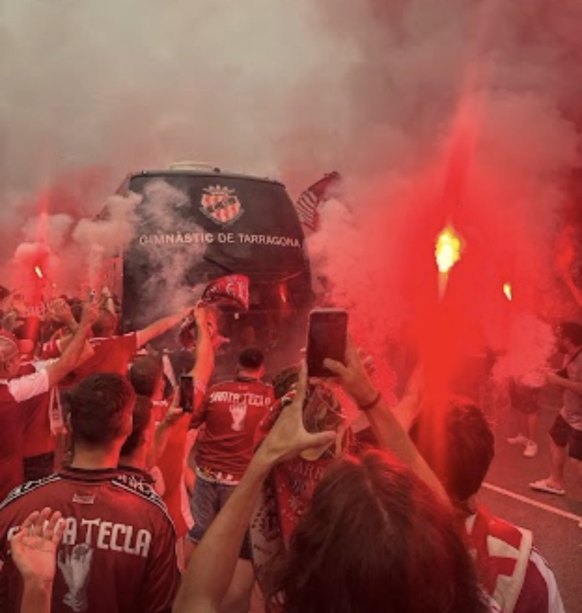 Goddes_S_rose1's tweet photo. 14 horas de bus, sin tener entradas, después de perder 1-3 en casa. 

La afición del Barça queriendo dar lecciones, me mofo. https://t.co/20SLGpdHsv