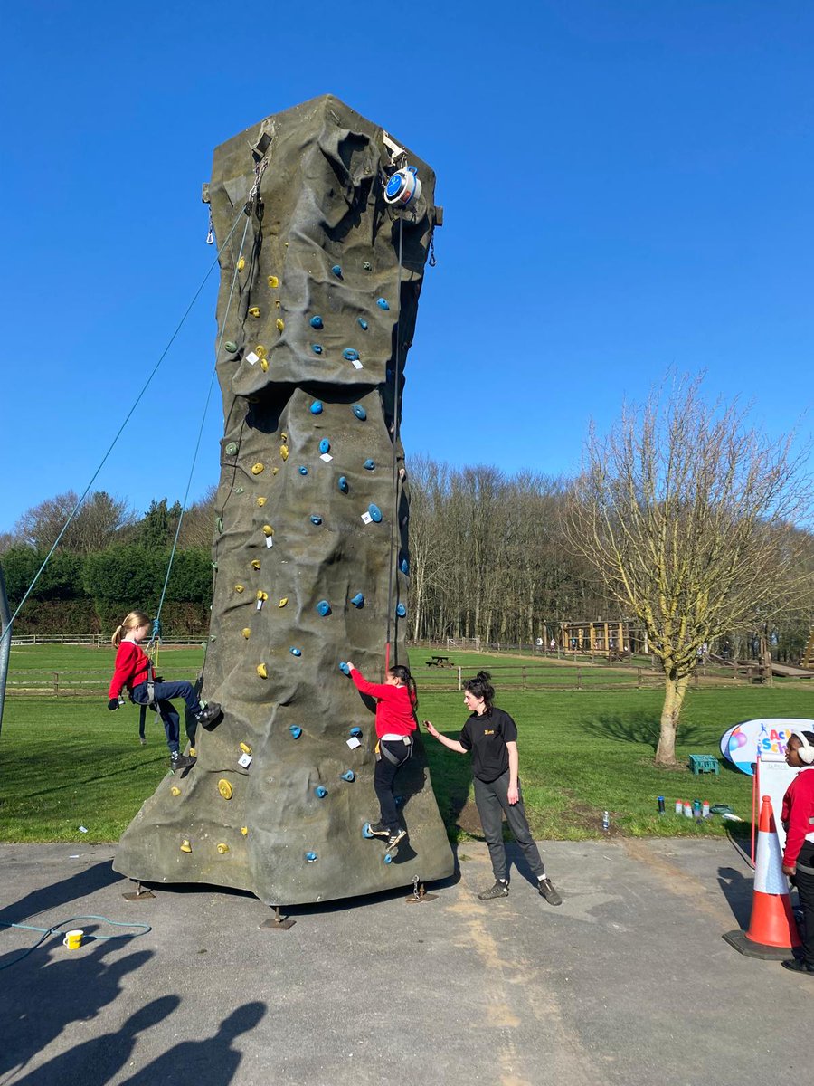 LeedsActiveSchs's tweet image. Our Taskmaster Challenge is well underway, and what a glorious day it is for it here at the marvellous @HerdFarm ! #teamwork #getmoving @schoolwellbeing @Child_Leeds @LeedsPlay