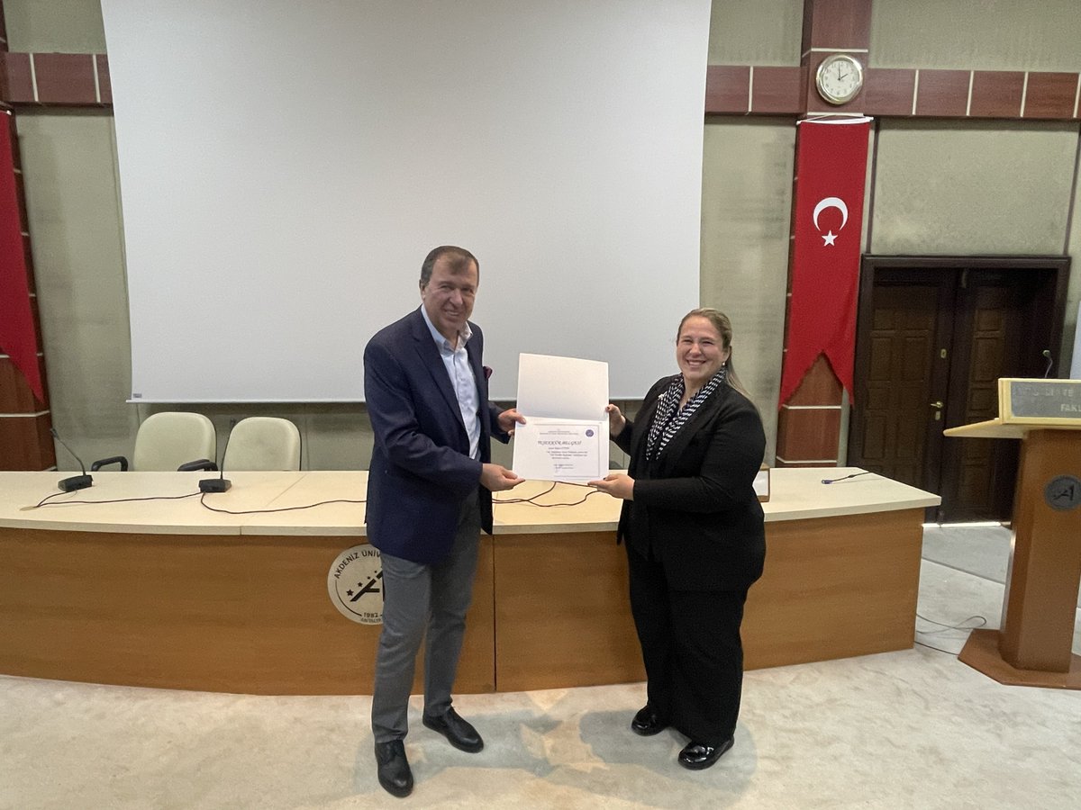 aosbteknopark's tweet photo. Yönetim Kurulu Başkan Vekilimiz Hakkı Ergin Civan ANSİAD Girişimcilik Günleri kapsamında düzenlenen "Tecrübe Paylaşımı" etkinliğinde Akdeniz Üniversitesi İktisadi ve İdari Bilimler Fakültesi öğrencileri ile bir araya geldi. 

Etkinlik kapsamında öğrencilere girişimci olma sürecinde izlenmesi gereken adımları ve bu süreçte karşılaşılabilecek fırsat ve zorlukları aktarıp, bilgi ve deneyimlerinden yola çıkarak kendi girişimcilik hikayesini öğrencilerle paylaştı. Programın sonunda ise öğrencilerden gelen soruları yanıtladı.

@ANSIAD @ErginCivan