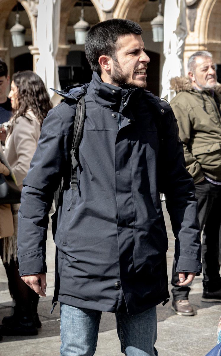 El mismo sujeto va por los actos del PSOE de CyL insultándonos, y los medios fascistas perfectamente coordinados lo reproducen. Forman parte del mismo magma que corroe las entrañas de este país. Luego se quejan de que les llamemos por su nombre.