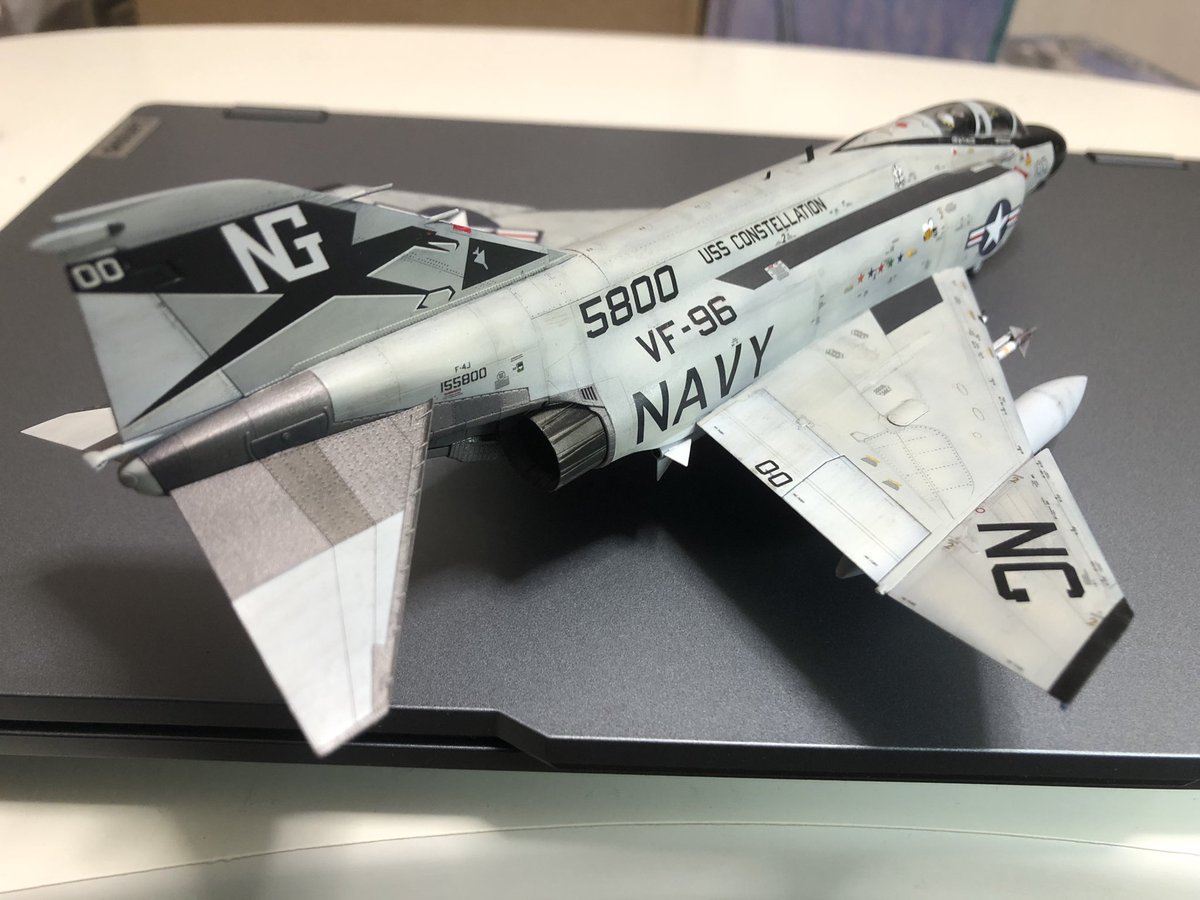 kairobeX's tweet photo. ファインモールド　1/72 F-4Jショータイム100
完成しました‼︎
この機体は子供の頃ハセガワの同スケールを作って以来です。ただし当時は塗装無し、デカール無しの組んだだけで100％完成ならずだったのでリベンジできました😆
尾翼のファルコンがカッコ良すぎます‼︎ https://t.co/n6ixAHZfmr