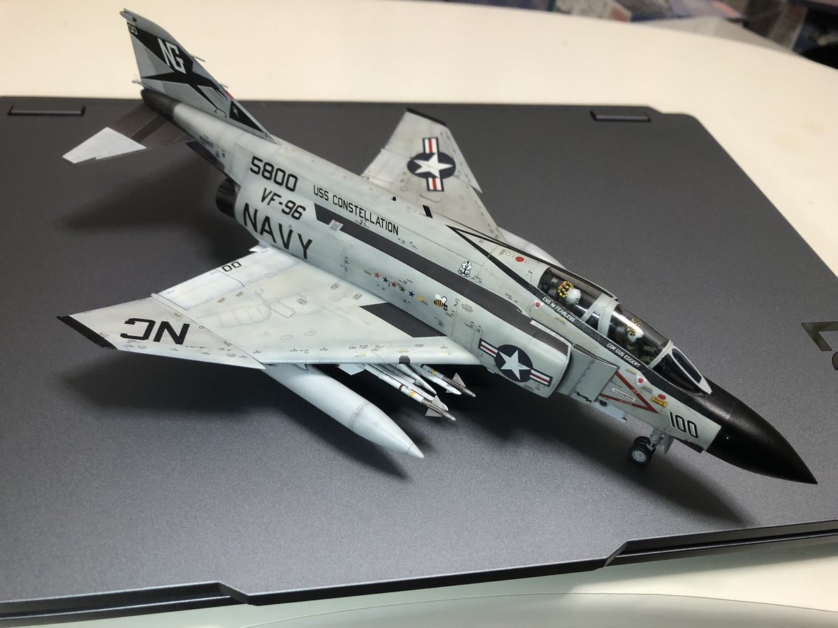 kairobeX's tweet photo. ファインモールド　1/72 F-4Jショータイム100
完成しました‼︎
この機体は子供の頃ハセガワの同スケールを作って以来です。ただし当時は塗装無し、デカール無しの組んだだけで100％完成ならずだったのでリベンジできました😆
尾翼のファルコンがカッコ良すぎます‼︎ https://t.co/n6ixAHZfmr
