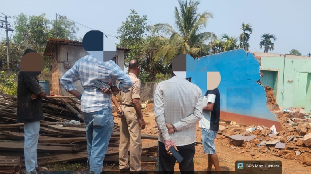 ದಿ 04.03.2026 ರಂದು ಬನ್ನೂರು ಎಂಬಲ್ಲಿ ಜಾಗದ ತಕರಾರು ಬಗ್ಗೆ112 ಗೆ ದೂರುಬಂದ ಮೇರೆಗೆ ಸ್ಥಳಕ್ಕೆ ತೆರಳಿ ಪರಸ್ಪರ ತಕರಾರು ಮಾಡದಂತೆ ತಿಳಿಸಿ ಸೂಕ್ತ ಕಾನೂನು ತಿಳುವಳಿಕೆ ನೀಡಿ, ಸಂಬಂಧ ಪಟ್ಟ ಇಲಾಖೆಗಳ ಮೂಲಕ ಸಮಸ್ಯೆ ಇತ್ಯರ್ಥಪಡಿಸಿಕೊಳ್ಳುವಂತೆ ಸೂಚಿಸಲಾಗಿದೆ.  <a href="/spdkpolice/">Dakshina Kannada District Police</a> <a href="/112Karnataka/">112Karnataka</a>