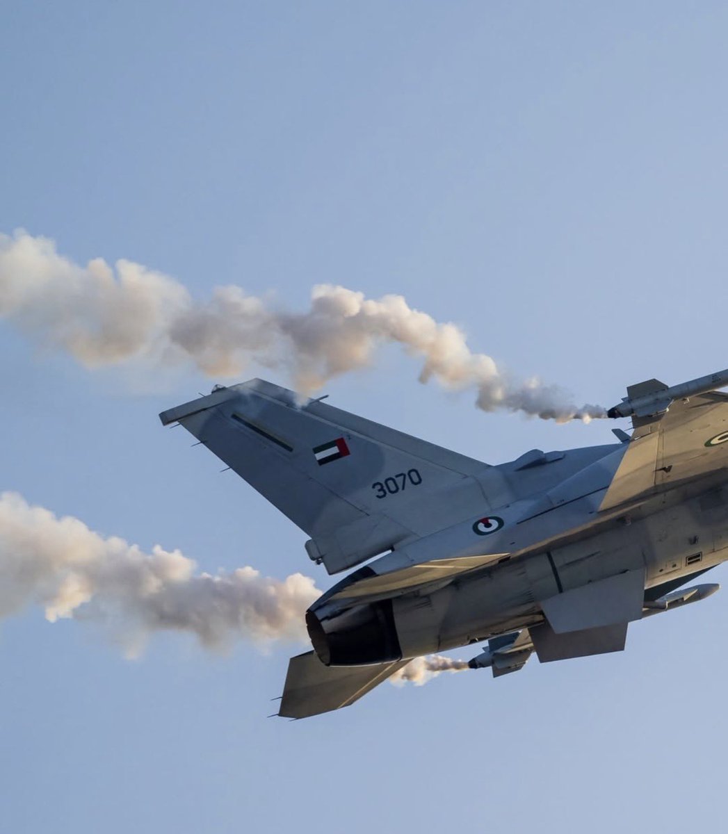 fatimalhammadi_'s tweet photo. مقاتلات F-16 الإماراتية التي تحلق بثقة في سمائنا، تذكيرٌ دائم بأن مجالنا الجوي محميّ بأيدٍ تسهر على أمنه ليلًا ونهارًا 🇦🇪 https://t.co/fLgc0XNsnT