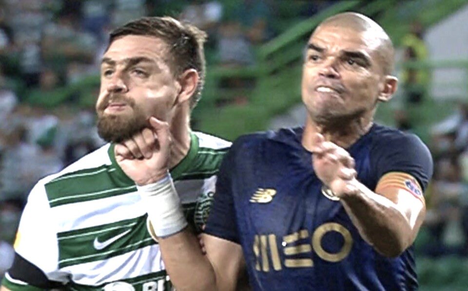 Simao_Jorgensen's tweet photo. Quando tenho de elogiar, elogio. 

Muito bem Porto, é efetivamente verdade: a cor do cartão muda consoante a cor da camisola 

👏👏 https://t.co/Xxe0BYv9TQ