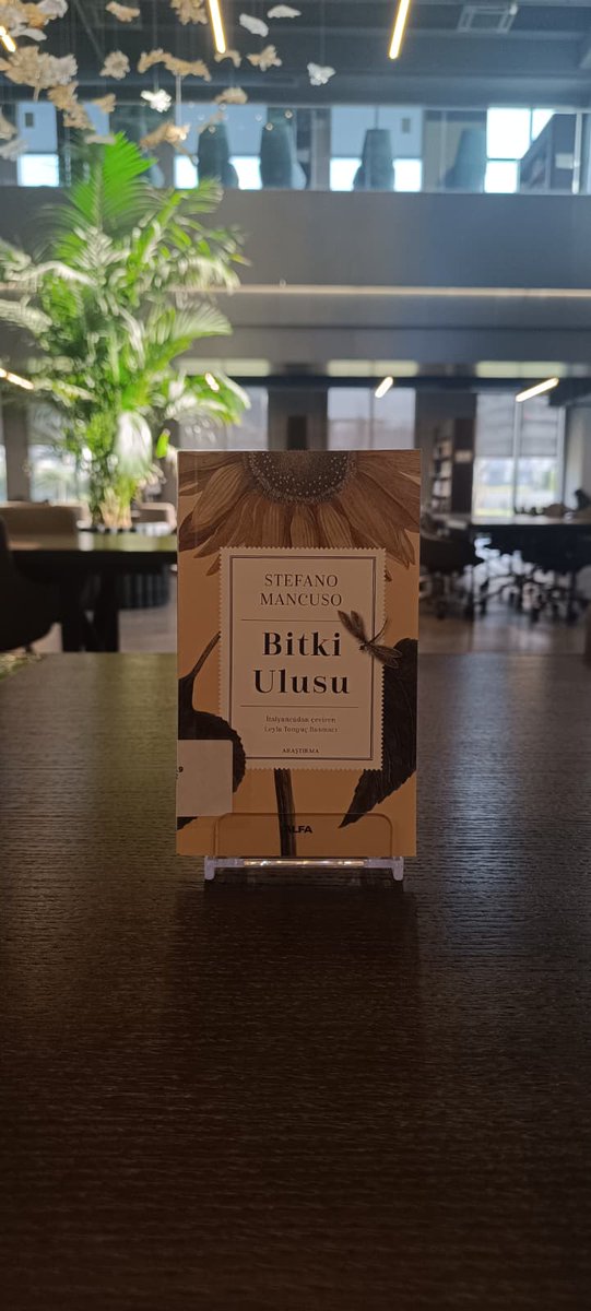 Dünya aslında bir "Bitki Ulusu" ve bizler sadece onların misafiriyiz! 🌿🌍

Stefano Mancuso, bitkilerin gizli zekasını ve hayatta kalma stratejilerini anlatıyor. İnsanlık için yepyeni bir anayasa önerisi bitkilerden geliyor! 🌱📜

Bu ufuk açıcı eser şimdi kütüphanemizde. 📚👇