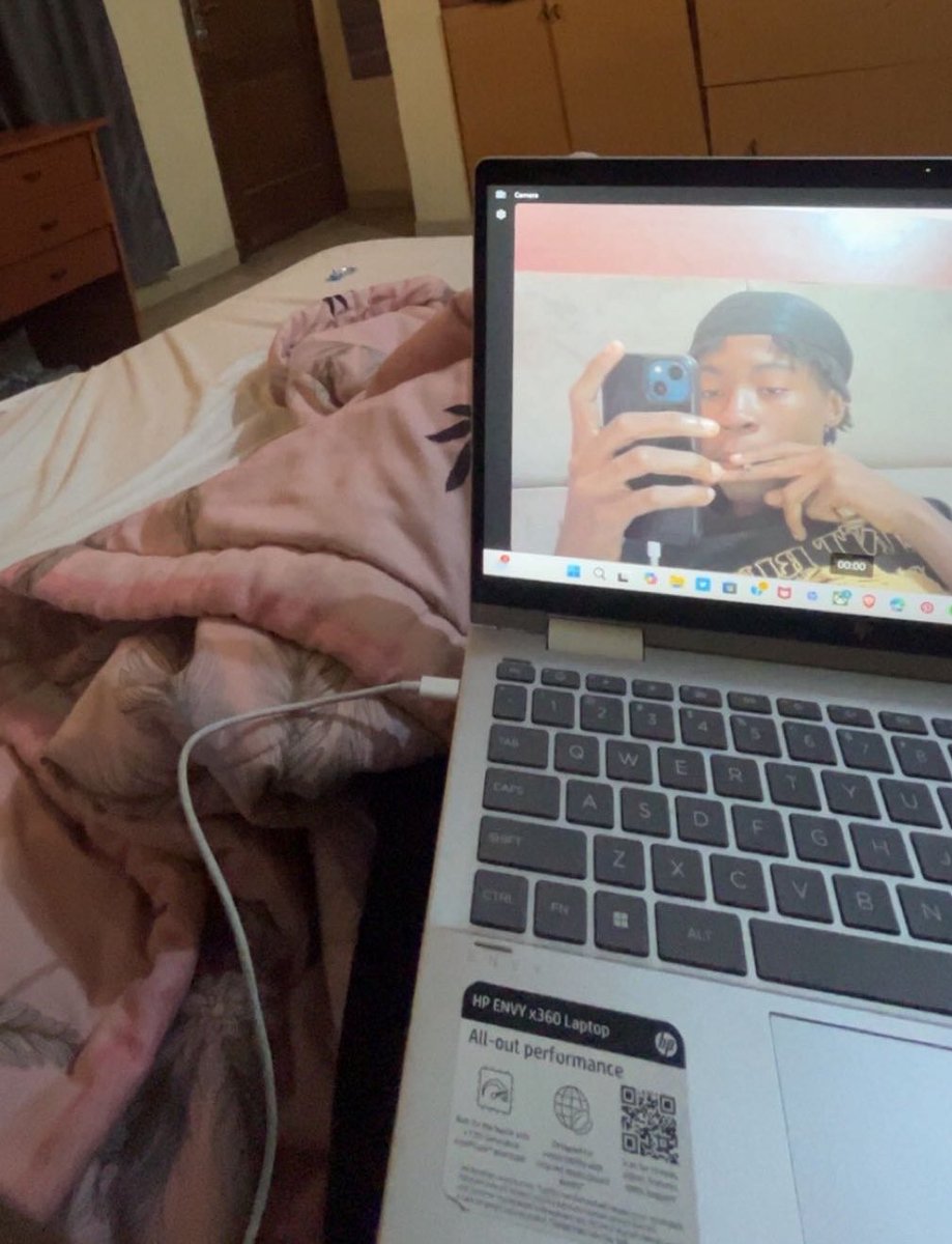 KellyDkf tweet media