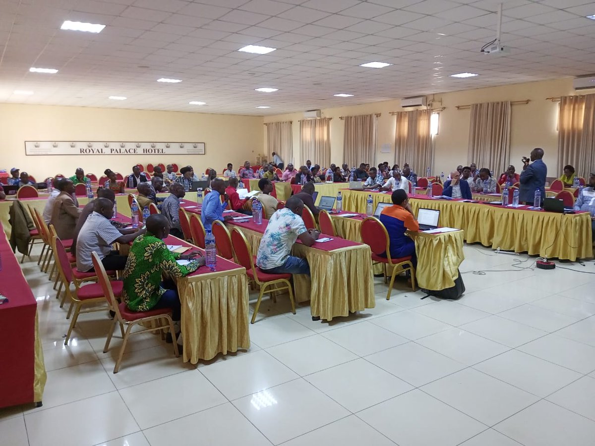 msp_burundi's tweet photo. Ce mardi 03 mars 2023, le Directeur de la Promotion de la Santé Dr @NDAYIKEZAPolyc1 a procédé à l'ouverture d'un atelier de capitalisation et d’élaboration de la stratégie de sortie du projet « #TWIVUZE #TWESE » Appui à la stratégie de #santé #communautaire #burundaise mis en œuvre par @WeWorldGlobal et #IADH, avec l’appui de l’Union européenne.
Selon @NDAYIKEZAPolyc1, ce projet a renforcé la gouvernance communautaire, les capacités des acteurs locaux et le lien entre communauté et système de #santé.
La santé communautaire est un pilier de résilience nationale. A-t-il ajouté.
#SantéCommunautaire #Burundi #Résilience #SantéPublique.