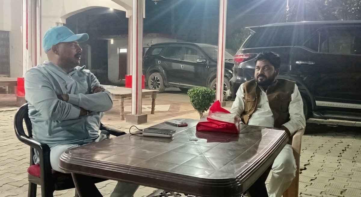 prashantSemri's tweet photo. कल रात होली 🫟 के पावन पर्व के अवसर पर अवध क्षेत्र के यशस्वी एवं लोकप्रिय क्षेत्रीय अध्यक्ष बड़े भाई दादा @kamlesh4lmp जी से निवास पर मिलकर शुभकामनाएं एवं बधाई देकर आशीर्वाद प्राप्त किया।
#PrashantSemri 
#KamleshMishra 
#kamlesh4lmp https://t.co/tA3KMSTpp3