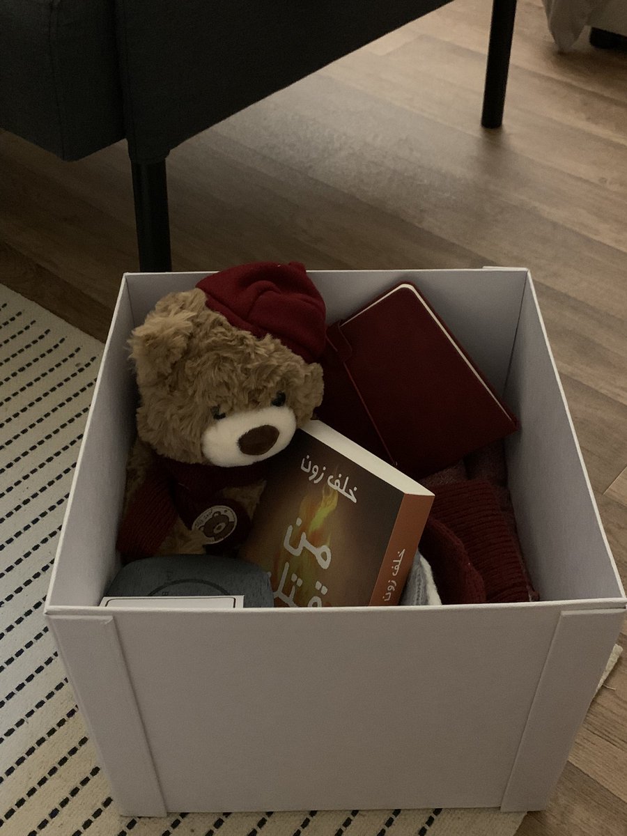 iJxstMe's tweet photo. The book has finally arrived after almost five months, but the gift make it up to me Thxx bff https://t.co/vQ5cC7hZpZ