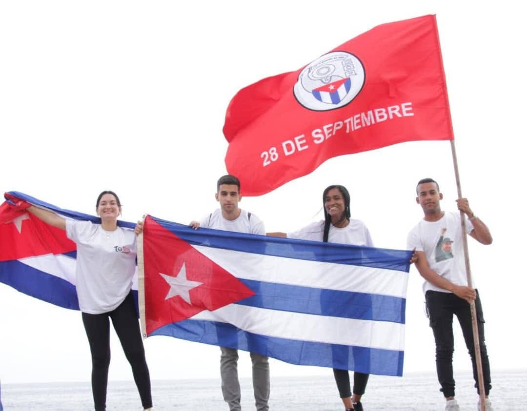 "Queremos una juventud que piense (…) una juventud que aprenda por sí misma a ser revolucionaria, una juventud que se convenza a sí misma, una juventud que desarrolle plenamente su pensamiento”. #FidelPorSiempre #Cuba #CDRCuba #100AñosConFidel