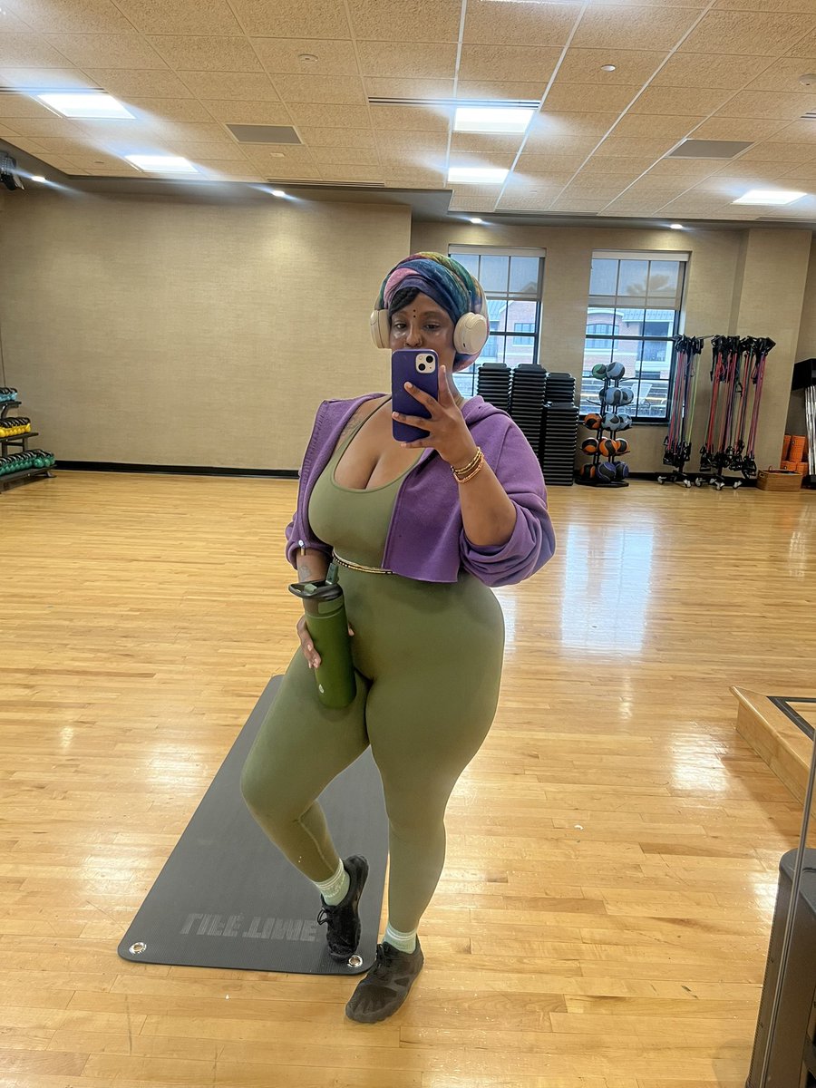 777_oya's tweet photo. When your heart is heavy, but you remember your gym has a hot tub, sauna, and private workout rooms you always have access to. A Godis is deserving of a luxurious, easeful life. https://t.co/bvKMWuTg8a