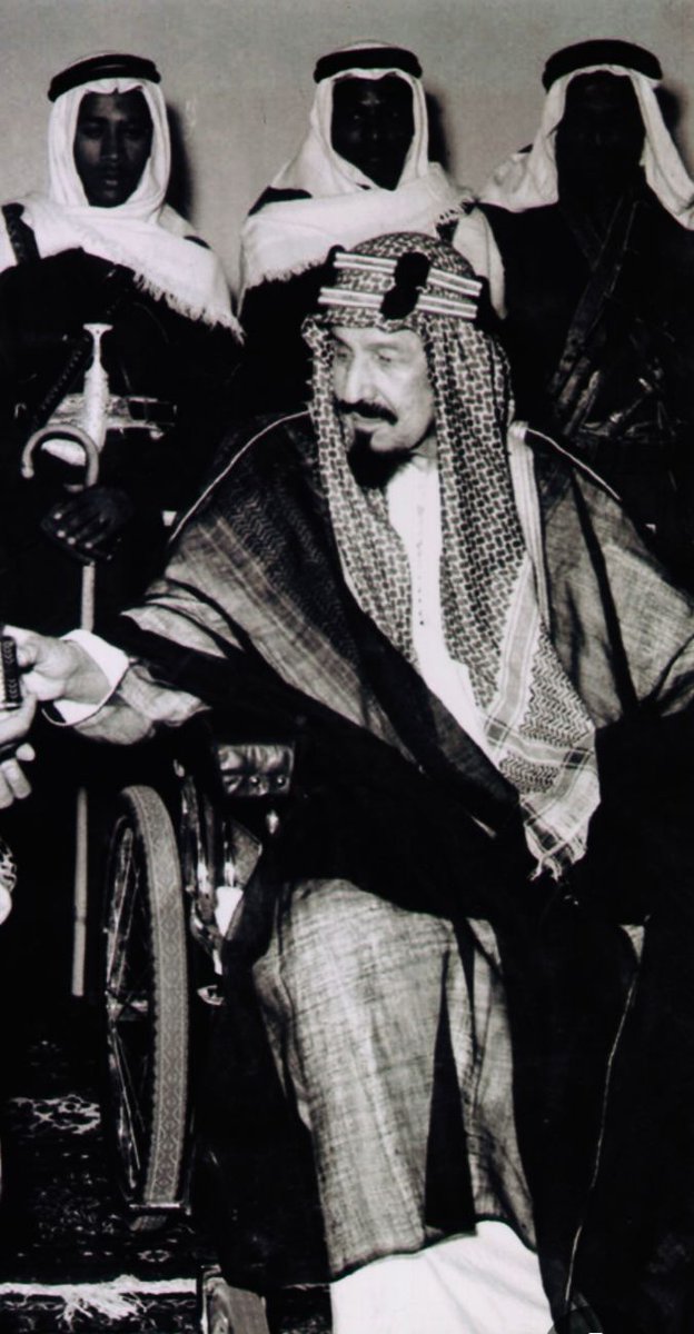 ahmed_alrdayman's tweet photo. عاتب الملك عبدالعزيز رحمه الله أحد المخالفين عتابا شديدا ، ونهره كثيرا، والناس ينظرون، ثم قال الملك :.لكني أبرأ إلى الله من الظلم -و نفض الملك عبدالعزيز جيب نفسه وهي عادة عند أهل نجد- وقال هذا الرجل فيه صفتان الكرم والشجاعة ، فقال ذلك الرجل ياطويل العمر: خطئي كبير ، وعفوك أكبر ، وأهل نجد - ياطويل العمر- إذا أرادوا أن يذموا أحدا ، قالوا فلان ما فيه وحدة من الثنتين : الكرم والشجاعة ، وأنت طول الله عمرك حكمت أنهما جميعا عندي،لقد أضفت إلي شرفاً لا أستحقه، وسأكون لك جنديا مخلصا ، فعفا عنه الملك عبدالعزيز ووضعه أميراً في إحدى الجهات.
————-
( المرجع: مؤلفات معالي الشيخ عبدالعزيز التويجري رحمه الله).