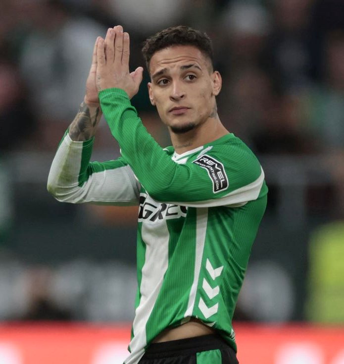 🟢⚪️🚨Antony sobre lo sucedido con la grada al final del Gran Derbi:

“Fue un momento de frustración por el empate. Los derbis para mí son los partidos más importantes del año”

“Estaba en caliente. No fue nada contra los béticos. Yo quiero mucho a la afición del Real Betis”