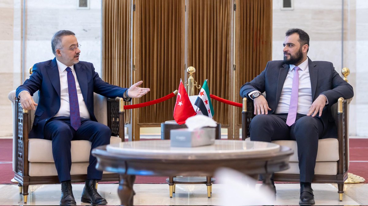syrianmofaex's tweet photo. وقّع مدير إدارة التعاون الدولي في وزارة الخارجية والمغتربين السيد قتيبة قاديش وسفير الجمهورية التركية لدى الجمهورية العربية السورية السيد نوح يلماز، مذكرة تفاهم إطارية تتضمن الموافقة على بدء عمل وقف المعارف التركي على أراضي الجمهورية العربية السورية.

وتنص المذكرة على التعاون في قطاعي التربية والتعليم، تحت إشراف وزارتي التربية والتعليم، والتعليم العالي والبحث العلمي، إضافة إلى تحديد آلية عمل ونشاط وقف المعارف التركي داخل الجمهورية العربية السورية.