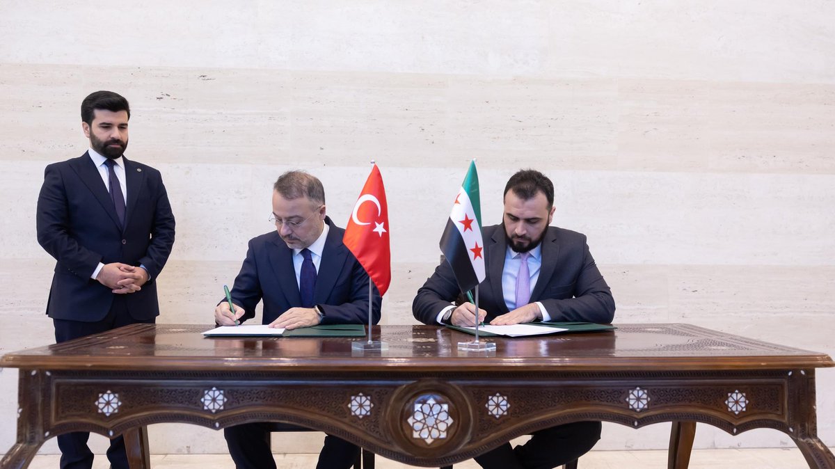 syrianmofaex's tweet photo. وقّع مدير إدارة التعاون الدولي في وزارة الخارجية والمغتربين السيد قتيبة قاديش وسفير الجمهورية التركية لدى الجمهورية العربية السورية السيد نوح يلماز، مذكرة تفاهم إطارية تتضمن الموافقة على بدء عمل وقف المعارف التركي على أراضي الجمهورية العربية السورية.

وتنص المذكرة على التعاون في قطاعي التربية والتعليم، تحت إشراف وزارتي التربية والتعليم، والتعليم العالي والبحث العلمي، إضافة إلى تحديد آلية عمل ونشاط وقف المعارف التركي داخل الجمهورية العربية السورية.