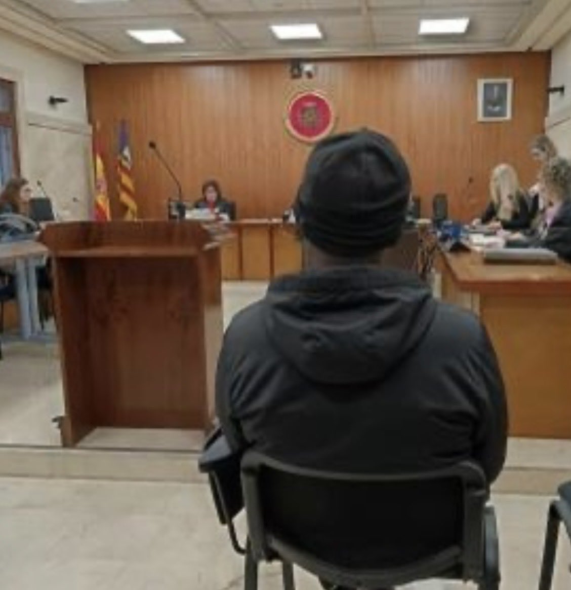 Un immigrant subsaharià va violar una nena de 14 anys penetrant-la vaginalment. És condemnat només a 2 anys de presó i no hi entrarà en reconèixer els fets i pagar 3.500€. La vida d'una nena completament destrossada. On és la justícia?
F: <a href="/contrastado/">José Ramón López</a>