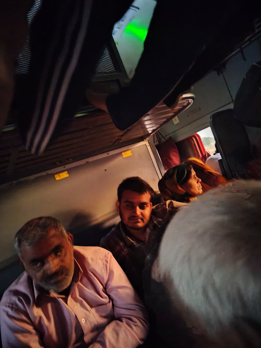 12404 ke light to on karo chote bachche hai dibbo mai aur fans bhi nhi chal rahe Abhi Brijnagar aaya par light on nhi huyi <a href="/RailwaySeva/">RailwaySeva</a> <a href="/IRCTCofficial/">IRCTC</a>