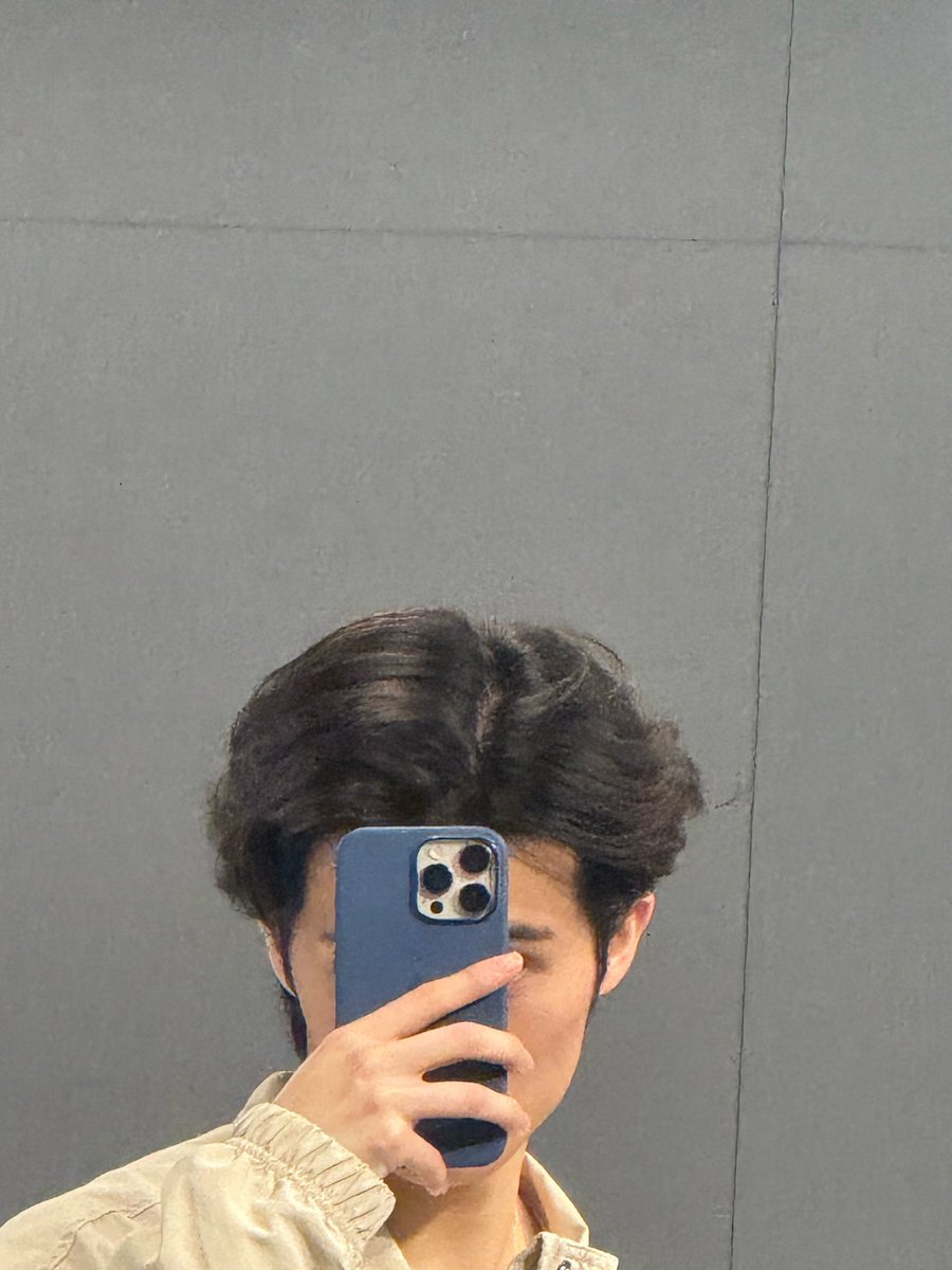 คนที่ไปทำ personal color แล้วคุนคุบอกว่าไม่เหมาะกับสีน้ำเงิน ไม่เหมาะกับผมยาวกลาง-ยาวมาก ล่าสุดมีทุกอย่างที่คุนคุบอกไม่เหมาะ เริ่ด555555555555 ไอเปนตุวของตุวเองอ่ามัม คนที่มั่นคงในไลฟ์สไตล์ตุวเองที่สุด