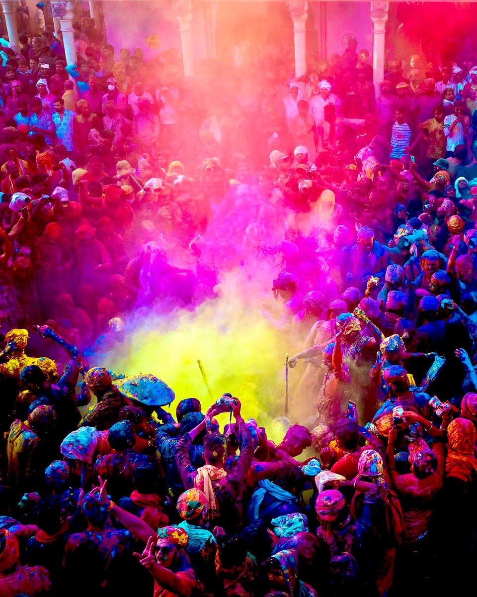 Rudra_1024's tweet image. Nothing beats the energy of a UP Holi. Pure, chaotic, and vibrant. 🎆 #Prayagraj #ColoursOfIndia @snapdragonindia #ShotonSnapdragon