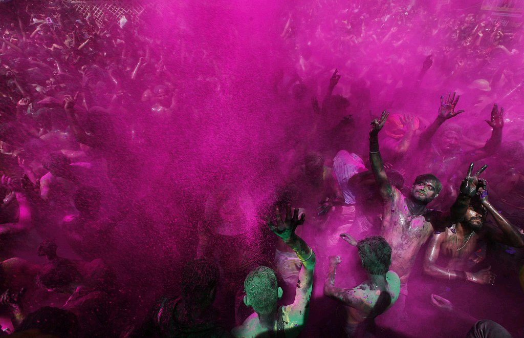 Rudra_1024's tweet image. Nothing beats the energy of a UP Holi. Pure, chaotic, and vibrant. 🎆 #Prayagraj #ColoursOfIndia @snapdragonindia #ShotonSnapdragon