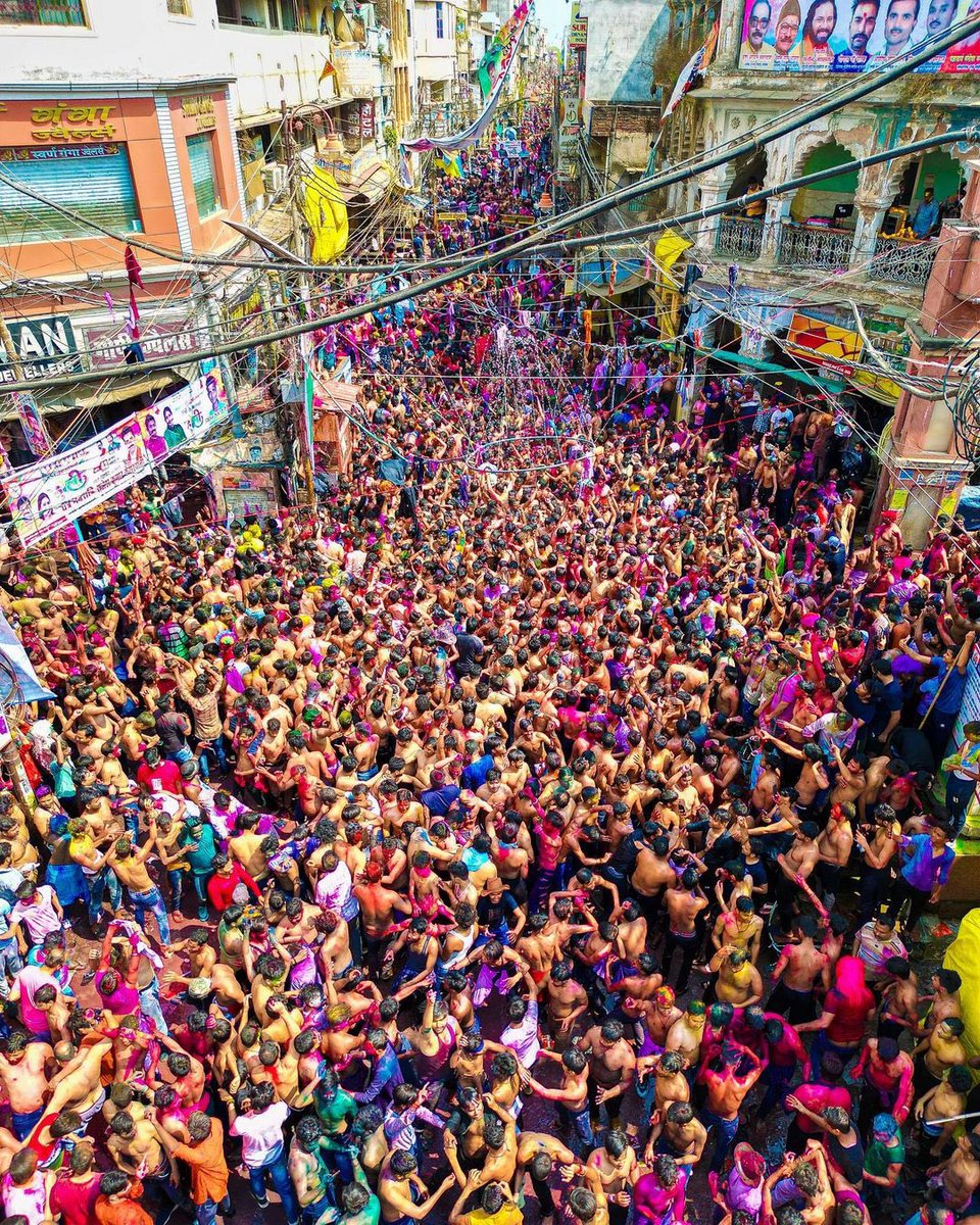 Rudra_1024's tweet image. Nothing beats the energy of a UP Holi. Pure, chaotic, and vibrant. 🎆 #Prayagraj #ColoursOfIndia @snapdragonindia #ShotonSnapdragon