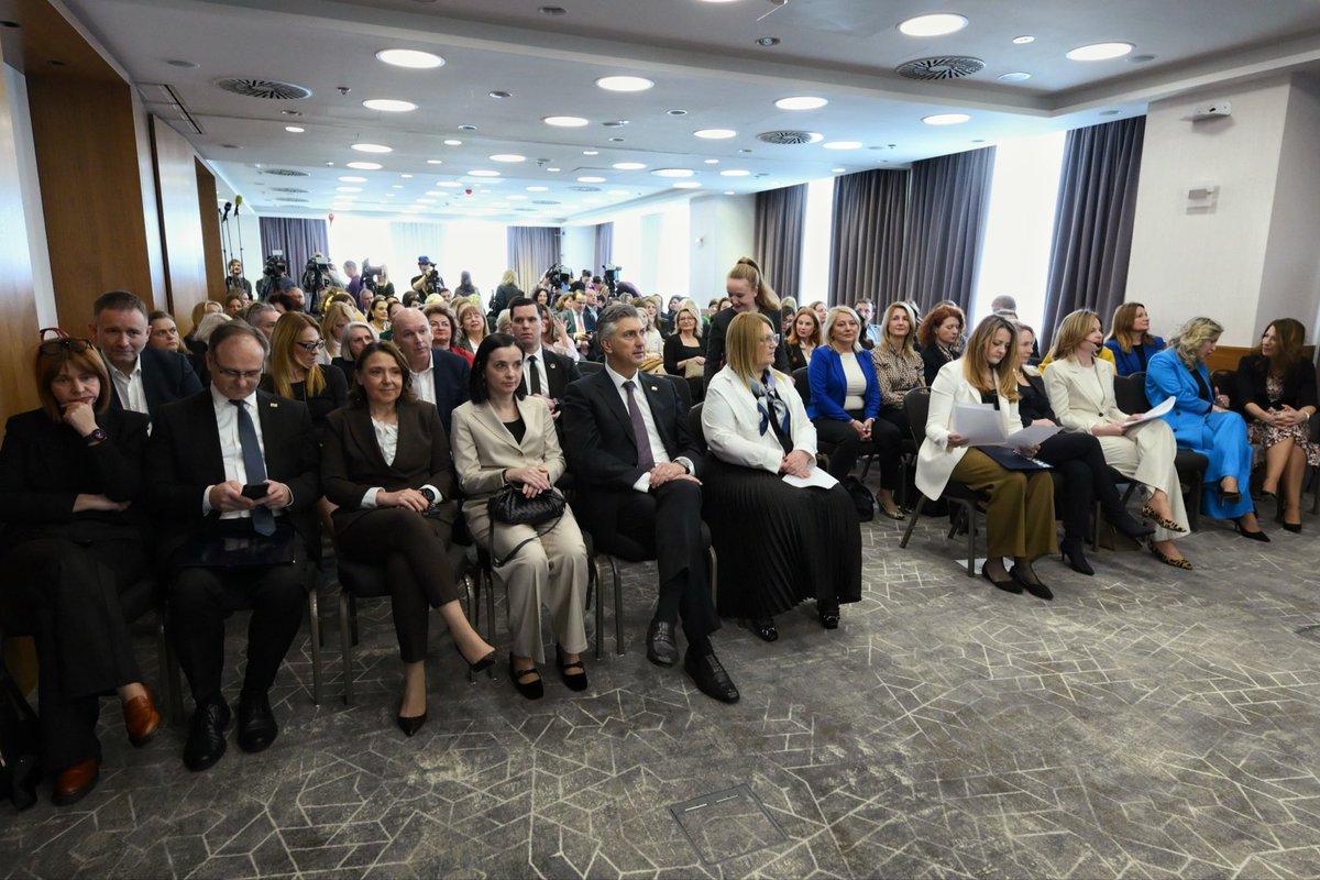 AndrejPlenkovic's tweet photo. U okviru okruglog stola Od iznimke do pravila, u organizaciji Udruge poslovnih žena Hrvatske #LeadYou, sudjelovao sam u dijalogu "Perspektive kreiranja promjena".
Uoči Međunarodnog dana žena razgovaramo o temi položaja žena u 🇭🇷 društvu, posebno u korporativnom svijetu. U Zakonu o trgovačkim društvima propisali smo da najmanje 40% neizvršnih direktorskih pozicija ili 33% svih direktorskih pozicija treba biti zastupljeno ženama, a cilj nam je doći na omjer 50:50. U skladu s obvezama u okviru pristupanja @OECD, u procesu imenovanja članova nadzornih i upravnih odbora poduzeća u vlasništvu države, vodit ćemo računa i o kriteriju zastupljenosti žena, kao što želimo i potaknuti veće sudjelovanje žena u političkom životu.