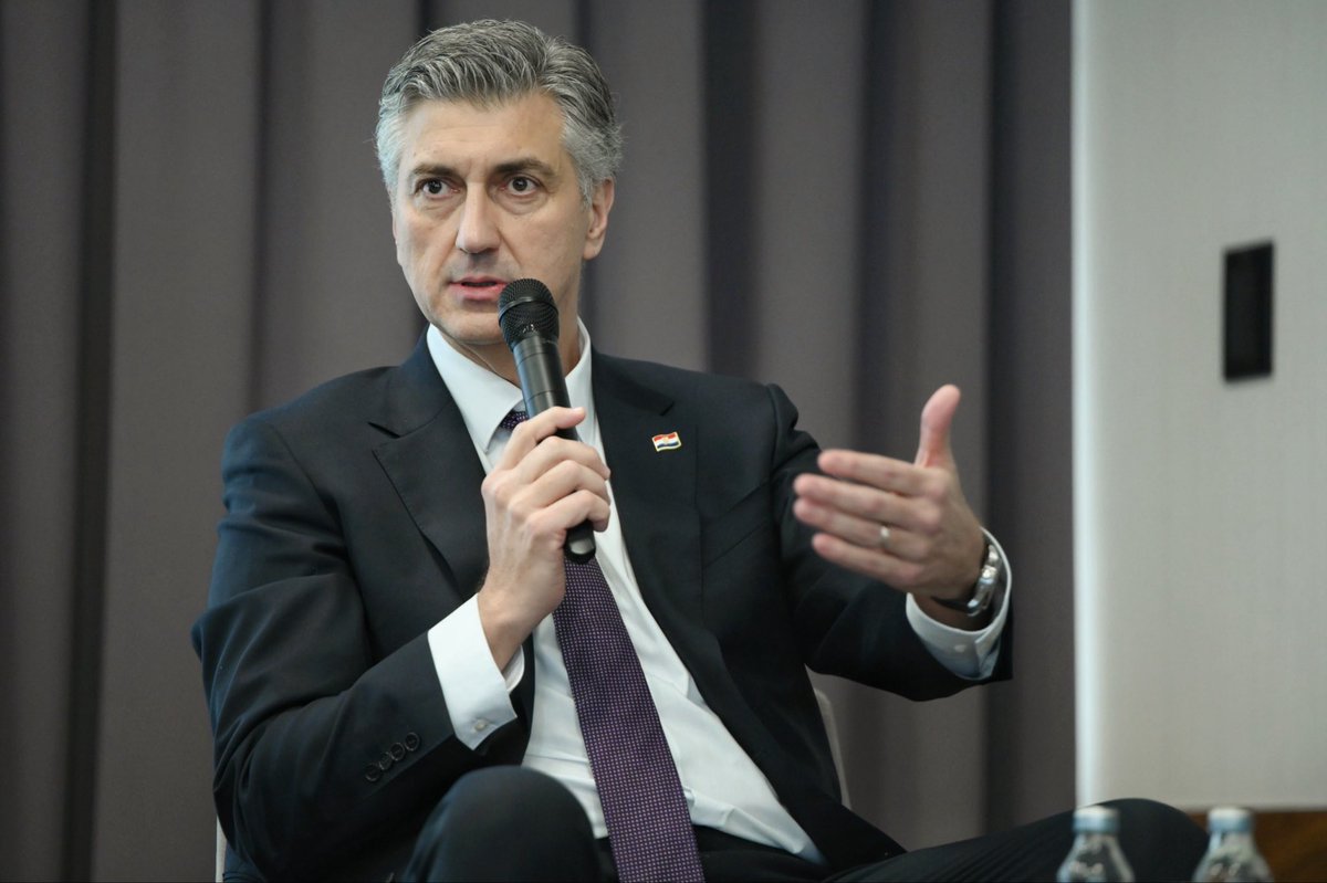 AndrejPlenkovic's tweet photo. U okviru okruglog stola Od iznimke do pravila, u organizaciji Udruge poslovnih žena Hrvatske #LeadYou, sudjelovao sam u dijalogu "Perspektive kreiranja promjena".
Uoči Međunarodnog dana žena razgovaramo o temi položaja žena u 🇭🇷 društvu, posebno u korporativnom svijetu. U Zakonu o trgovačkim društvima propisali smo da najmanje 40% neizvršnih direktorskih pozicija ili 33% svih direktorskih pozicija treba biti zastupljeno ženama, a cilj nam je doći na omjer 50:50. U skladu s obvezama u okviru pristupanja @OECD, u procesu imenovanja članova nadzornih i upravnih odbora poduzeća u vlasništvu države, vodit ćemo računa i o kriteriju zastupljenosti žena, kao što želimo i potaknuti veće sudjelovanje žena u političkom životu.