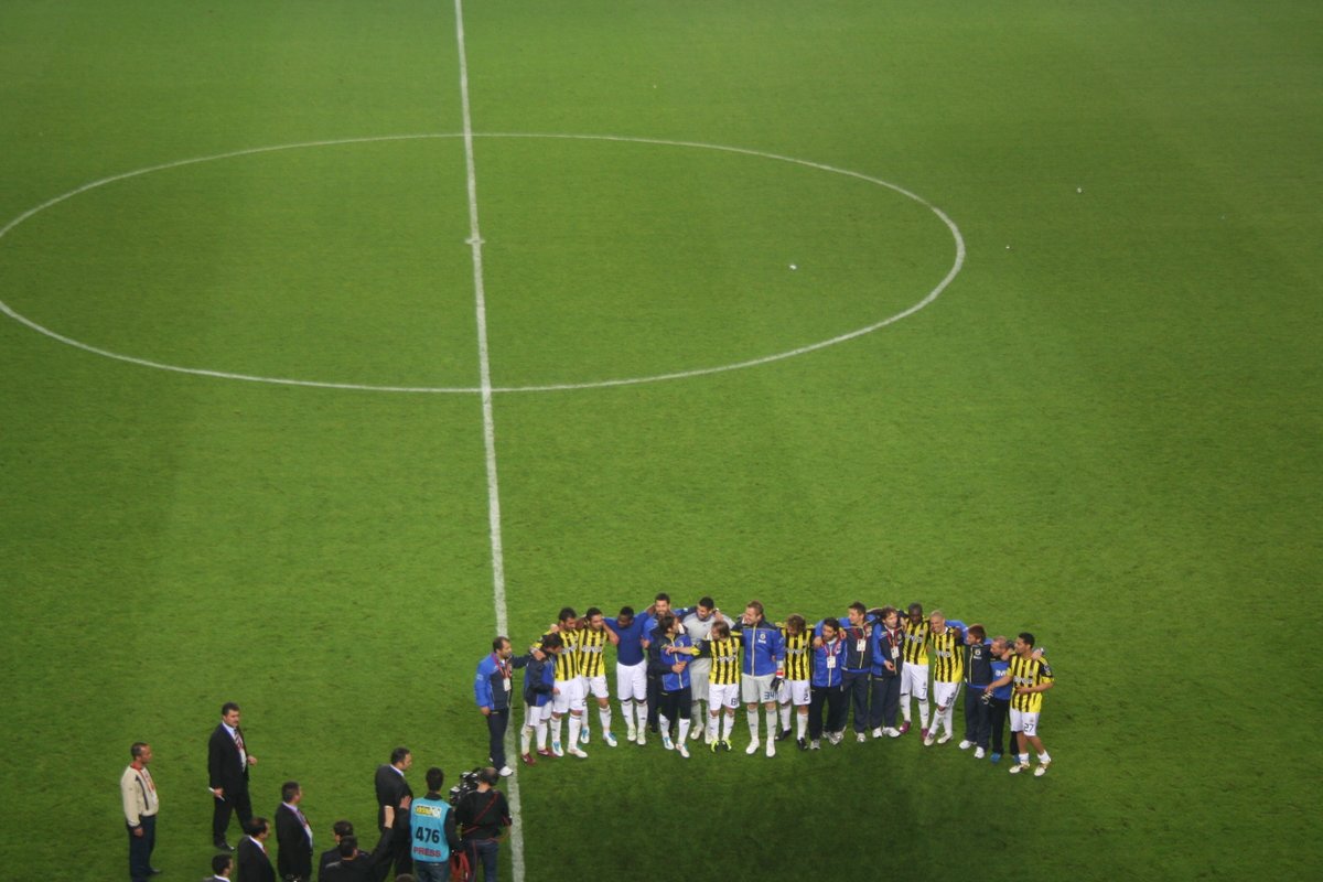Kendi kadrajımdan tribün arşivimin en güzel fotoğraflarından birini buldum. Sene 2011, 6-0 kazandığımız Ankaragücü maçı. Alex 5 tane atmış, keyiften dört köşe olmuşuz. Fenerbahçe tarihinin en güzel, en keyifli zamanlarıydı 3 Temmuz öncesi. Bir daha böyle günler görür müyüz acaba?