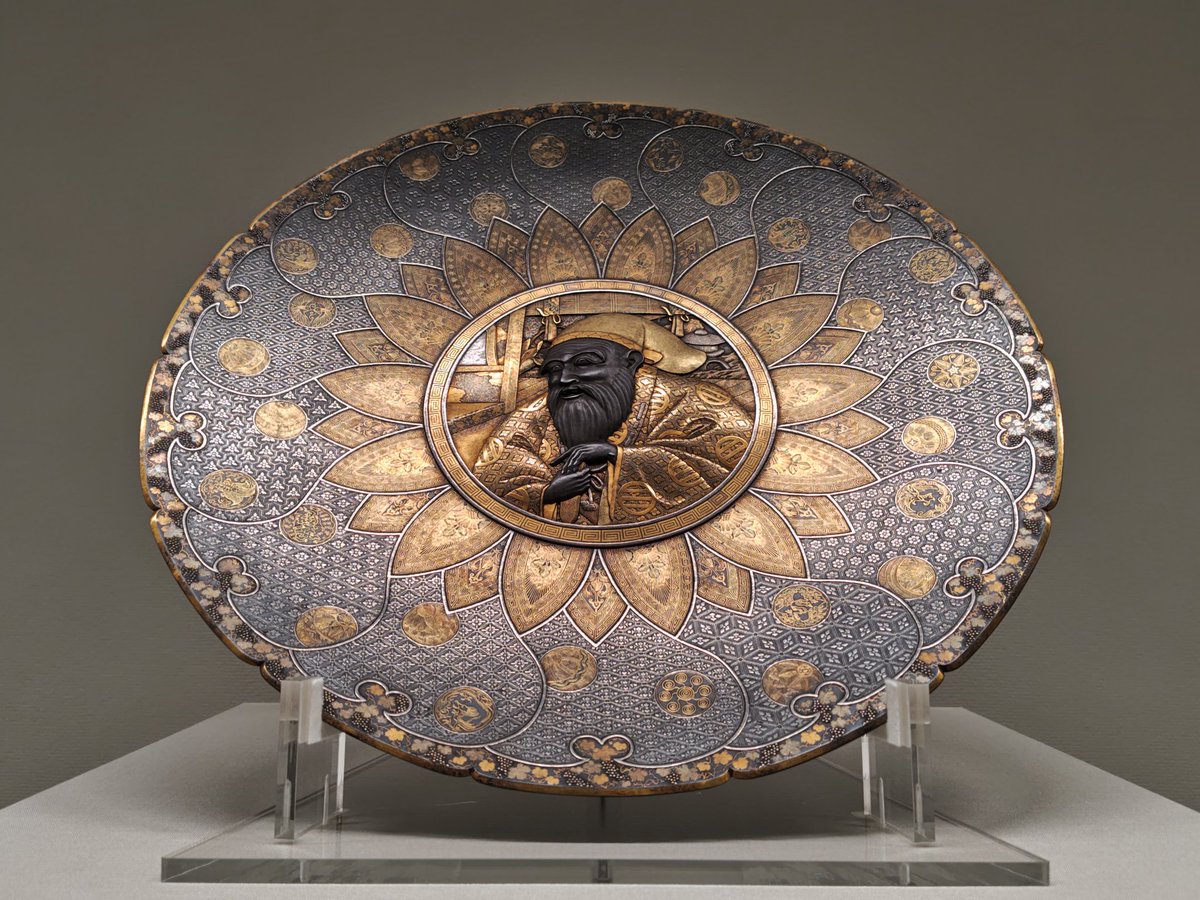 駒井音次郎による鉄地に金銀を象嵌した飾皿。すごい細工なのだが一周