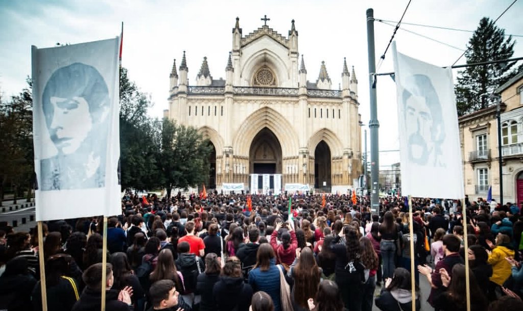 Gorrotozko egunak, maitasunezko iraultzak! 

🌹🌹🌹🌹🌹