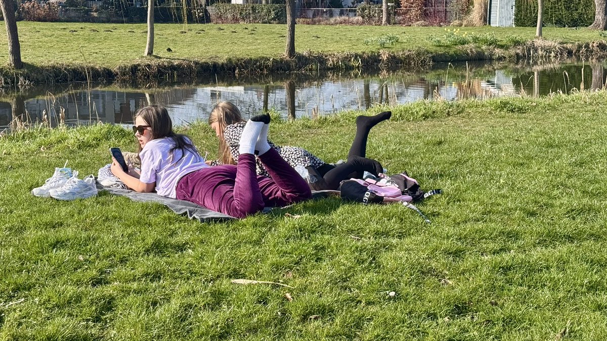 JolandaBakkker's tweet photo. @BuienRadarNL @MeteoVoorne @weermanrobert @Weerplaza @weerverteller @Weerplaza @marjondehond @WilliamHuizinga @janvissersweer opnieuw een fraaie lentedag #chillmodus https://t.co/DlnKcbDoNK