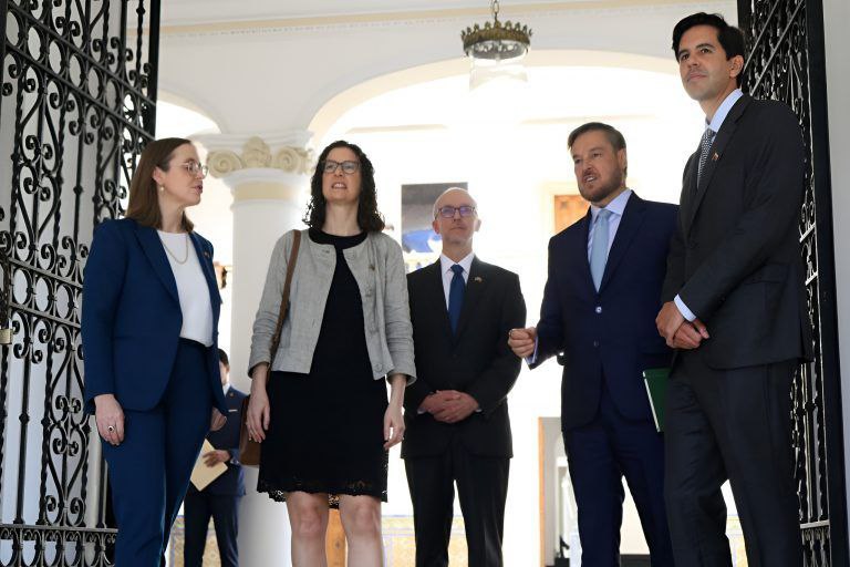 monicamoni34730's tweet photo. Con apertura al diálogo, Venezuela y el Reino Unido construyen puentes de cooperación que pueden impulsar el desarrollo de ambos pueblos. ¿Qué oportunidad de intercambio te gustaría ver entre nuestras culturas?
#Venezuela #ReinoUnido #Diplomacia #ComercioBilateral #8M https://t.co/HBDUhl97Sy