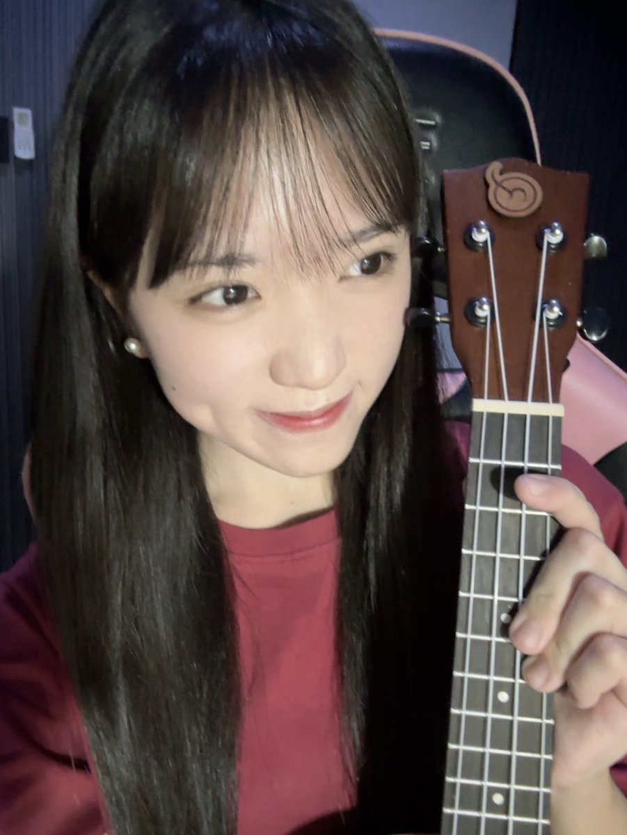 terimakasih banyaaakk untuk Showroom hari ini!! 🥹🫰🏻 seneeenngg akhirnya bisa main ukulele lagi, maaf ngulang-ngulang yaaaa huhu :"" semoga next bisa lebih improve lagi!! met istirahat semuanyaaa, おやすみなさーい😴💤