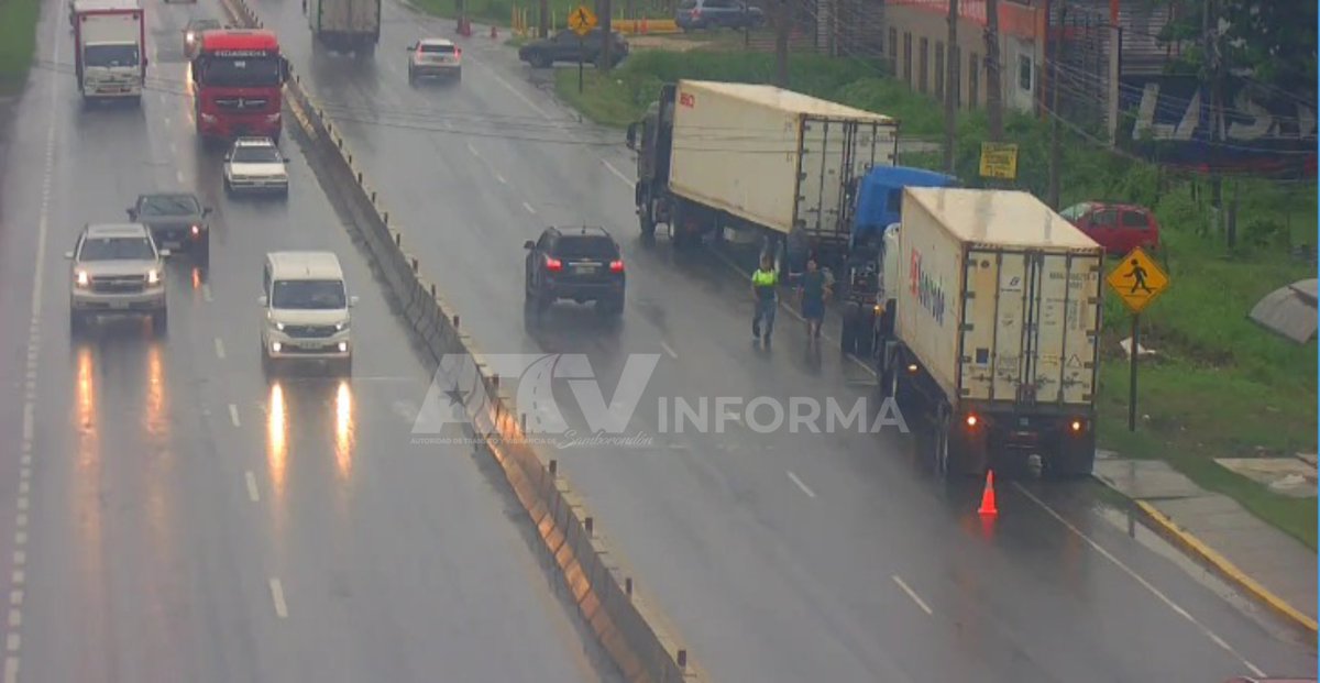#ATVInforma | Se visualiza un transporte de carga pesada con desperfecto mecánico, en el km 13.5 de la Av. Miguel Yúnez Zagia, sentido Samborondón-Daule. 

Agente de la <a href="/CTEcuador/">Comisión de Tránsito 🇪🇨</a> se encuentra en el punto.