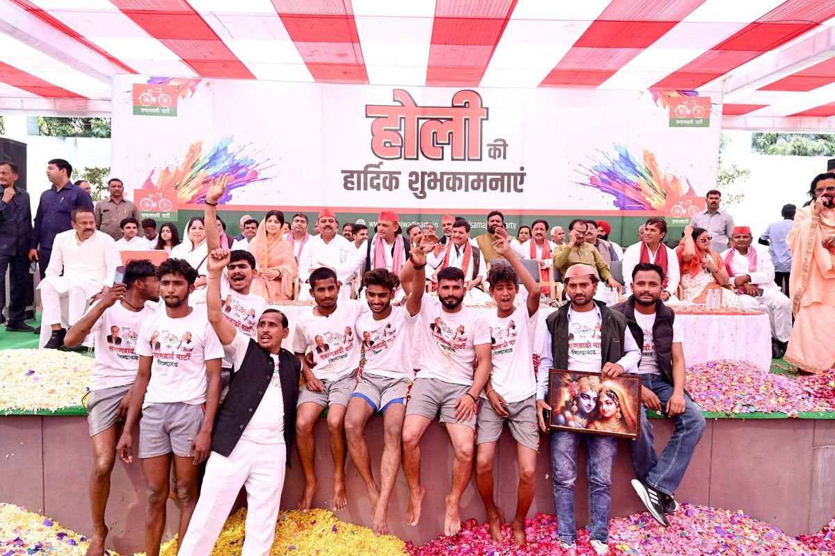 फूलों की होली जो खेले
रंग और ख़ुशबू वो बिखेरे