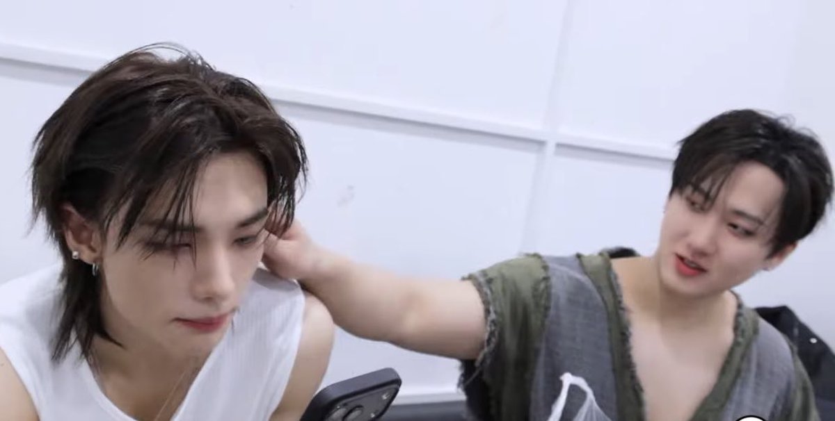 “นั่นเพราะนายน่ารักไง นายไม่รู้หรอกว่านายน่ารักแค่ไหน มีแค่พี่ที่รู้”