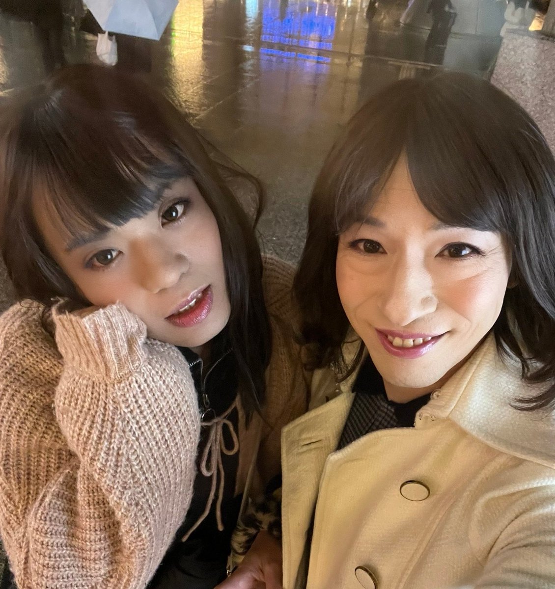 sachika_cd's tweet photo. 自撮りで ともちんと2ショット雨の中の横浜デート(@crossdresstomo) https://t.co/pftY1J3tyZ