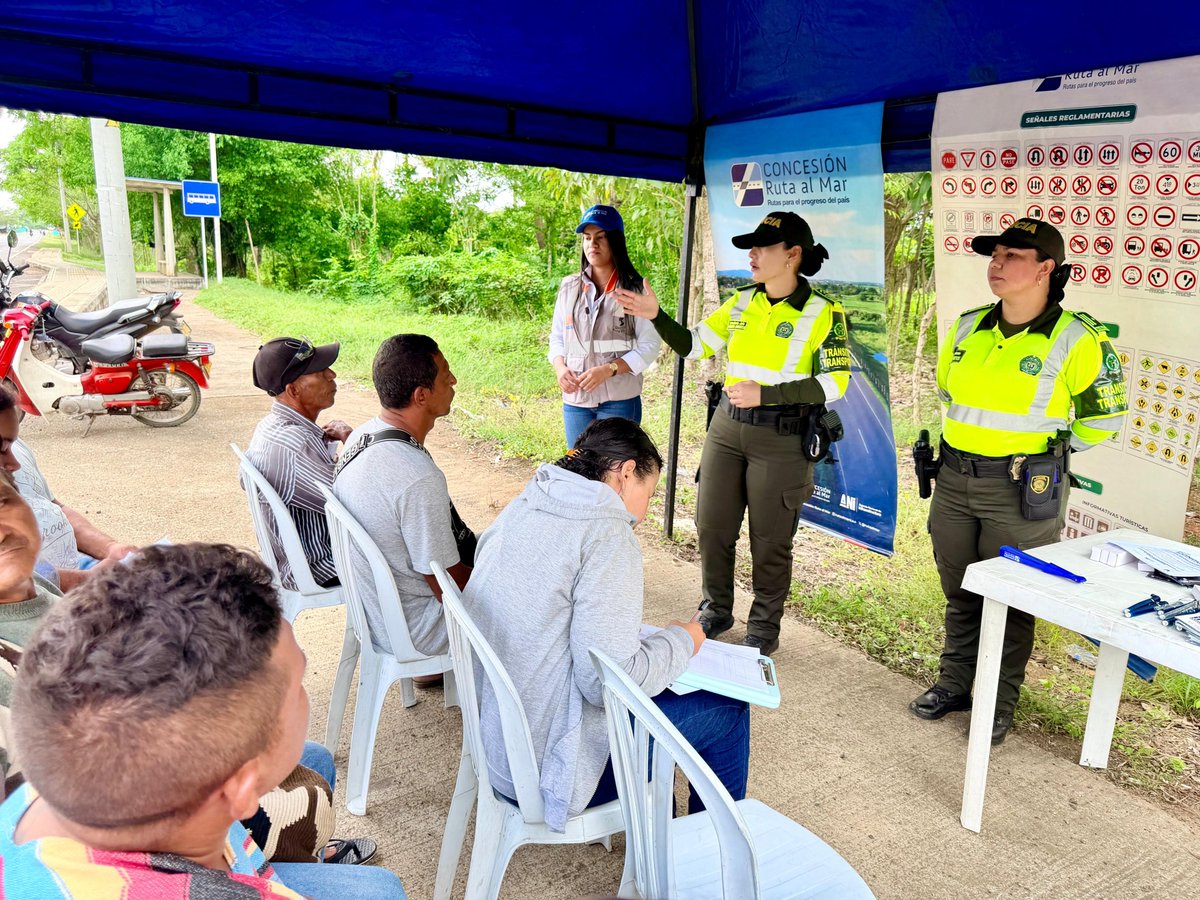 laVozdelSS's tweet photo. 👮‍♂️ La Policía Nacional continúa fortaleciendo la prevención vial en Córdoba.

A través de campañas pedagógicas en carretera se busca generar conciencia y reducir la siniestralidad vial en el departamento.

⚠️ “No es una cifra, es una familia tras cada hecho de siniestralidad.” https://t.co/2thSOFfO5a