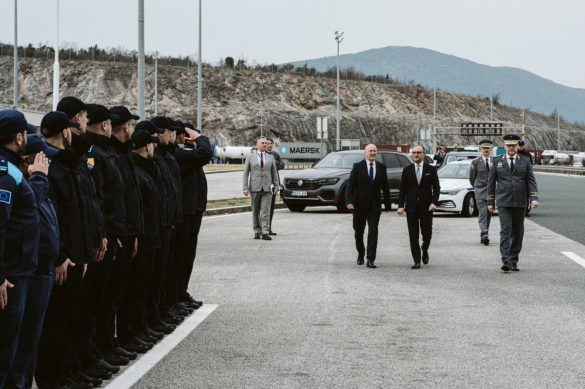 MSBosnia's tweet photo. Suradnja sigurnosnih agencija 🇧🇦 i 🇪🇺 na visokoj je razini u području kontrole granica. To je istaknuto tijekom posjeta zamjenika ministra Ivice Bošnjaka, šefa @eubih Luigija Sorece i direktora GP BiH Mirka Kuprešakovića GP Bijača i susreta s pripadnicima @Frontex. https://t.co/63iwAKSkdw