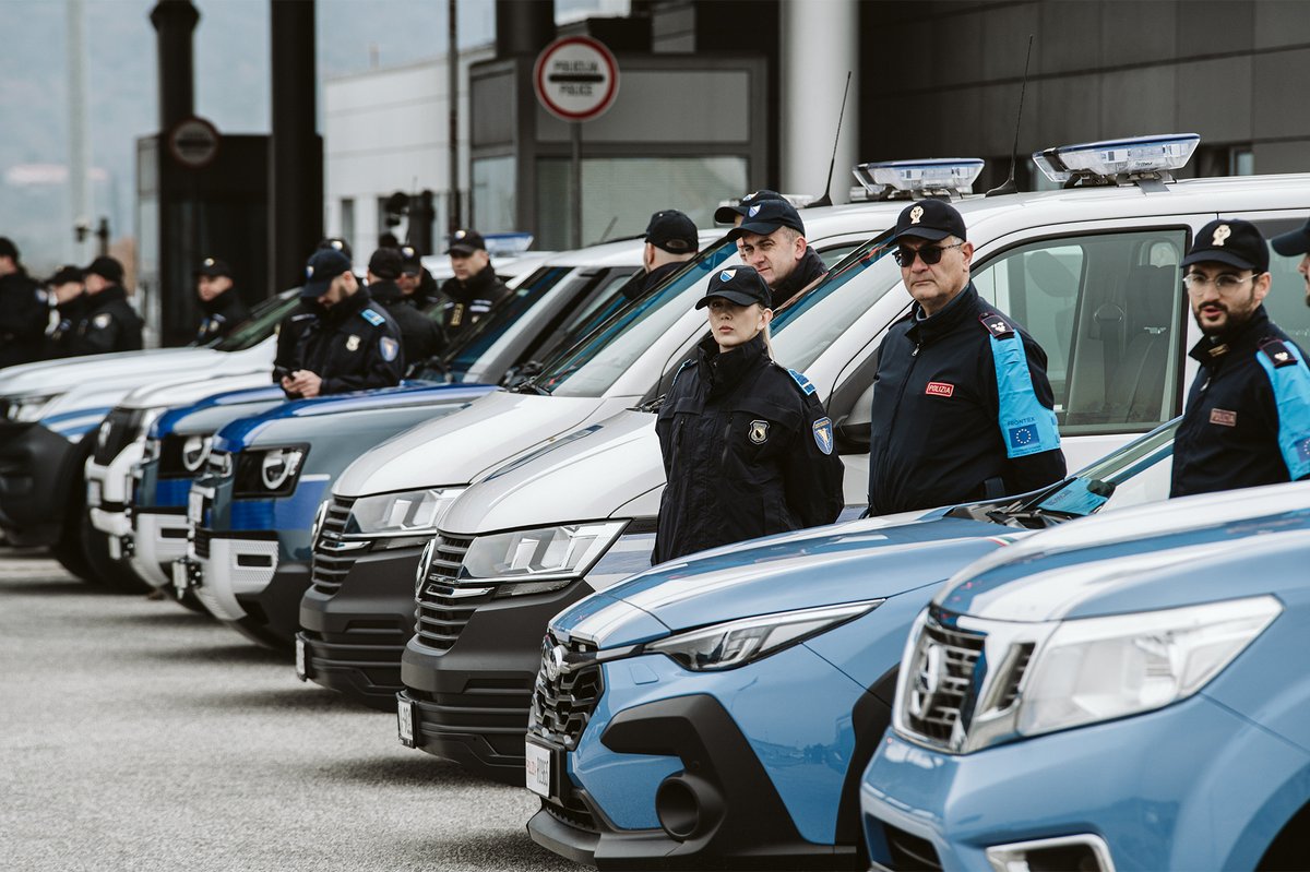 MSBosnia's tweet photo. Suradnja sigurnosnih agencija 🇧🇦 i 🇪🇺 na visokoj je razini u području kontrole granica. To je istaknuto tijekom posjeta zamjenika ministra Ivice Bošnjaka, šefa @eubih Luigija Sorece i direktora GP BiH Mirka Kuprešakovića GP Bijača i susreta s pripadnicima @Frontex. https://t.co/63iwAKSkdw