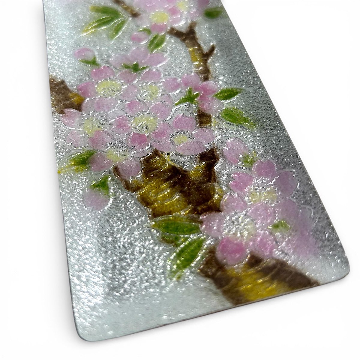 show_mon_art's tweet photo. This mini pen tray features a cherry blossom design and is crafted by a workshop that has specialized in traditional Japanese cloisonné for nearly 50 years.

Paired with an incense holder, it serves beautifully as an elegant incense plate.
#cherryblossom

https://t.co/YYLIr5xR9n https://t.co/EQLUpVpjac