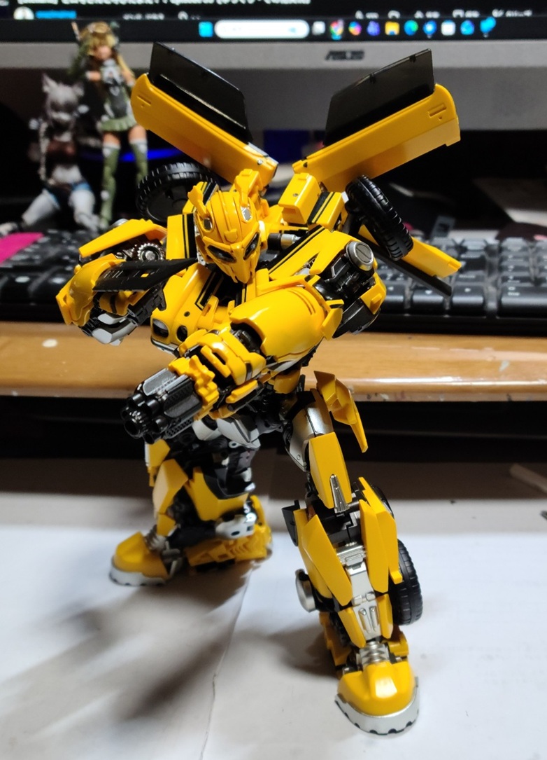 shin_sakekas's tweet photo. 変形にクセがあり、ロボモードでも可動の制限が大きいのですが
ロボの造形自体はいいので、なんとかカッコイイポーズをつけようと奮闘(*´з`)
＃BTT01 https://t.co/wrw1lHhN46